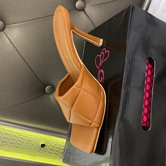 CUTE TAN BUSINESS HEEL WORN ONCE - Picture 2 of 4